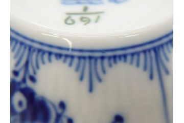 デンマーク　ROYAL COPENHAGEN(ロイヤルコペンハーゲン)　ブルーフルーテッド　ハーフレース　レースの縁取りがエレガントな雰囲気を醸し出すシュガーボウル(シュガーポット、洋食器)(R-075948)
