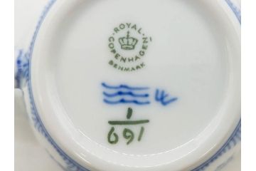 デンマーク　ROYAL COPENHAGEN(ロイヤルコペンハーゲン)　ブルーフルーテッド　ハーフレース　レースの縁取りがエレガントな雰囲気を醸し出すシュガーボウル(シュガーポット、洋食器)(R-075948)