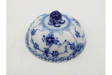 デンマーク　ROYAL COPENHAGEN(ロイヤルコペンハーゲン)　ブルーフルーテッド　ハーフレース　レースの縁取りがエレガントな雰囲気を醸し出すシュガーボウル(シュガーポット、洋食器)(R-075948)