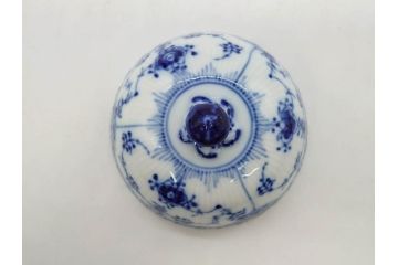 デンマーク　ROYAL COPENHAGEN(ロイヤルコペンハーゲン)　ブルーフルーテッド　ハーフレース　レースの縁取りがエレガントな雰囲気を醸し出すシュガーボウル(シュガーポット、洋食器)(R-075948)