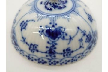 デンマーク　ROYAL COPENHAGEN(ロイヤルコペンハーゲン)　ブルーフルーテッド　ハーフレース　レースの縁取りがエレガントな雰囲気を醸し出すシュガーボウル(シュガーポット、洋食器)(R-075948)