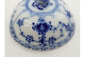 デンマーク　ROYAL COPENHAGEN(ロイヤルコペンハーゲン)　ブルーフルーテッド　ハーフレース　レースの縁取りがエレガントな雰囲気を醸し出すシュガーボウル(シュガーポット、洋食器)(R-075948)
