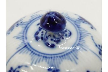 デンマーク　ROYAL COPENHAGEN(ロイヤルコペンハーゲン)　ブルーフルーテッド　ハーフレース　レースの縁取りがエレガントな雰囲気を醸し出すシュガーボウル(シュガーポット、洋食器)(R-075948)