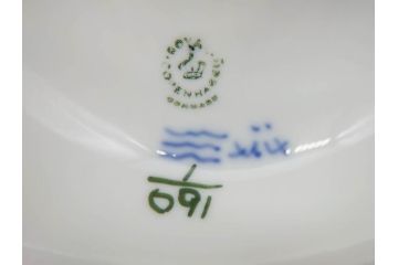 デンマーク　ROYAL COPENHAGEN(ロイヤルコペンハーゲン)　ブルーフルーテッド　ハーフレース　レースの縁取りがエレガントな雰囲気を醸し出すシュガーボウル(シュガーポット、洋食器)(R-075948)
