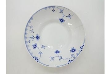 デンマーク　ROYAL COPENHAGEN(ロイヤルコペンハーゲン)　ブルーエレメンツ　美しいフォルムのデザインが目を惹くディーププレート 24cm(皿、洋食器)(R-075949)