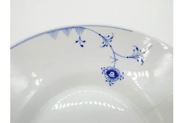 デンマーク　ROYAL COPENHAGEN(ロイヤルコペンハーゲン)　ブルーエレメンツ　美しいフォルムのデザインが目を惹くディーププレート 24cm(皿、洋食器)(R-075949)
