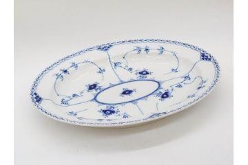 デンマーク　ROYAL COPENHAGEN(ロイヤルコペンハーゲン)　ブルーフルーテッド　ハーフレース　食卓を華やかに演出するオーバルディッシュ(プレート、皿、洋食器)(定価約71500円)(R-075951)