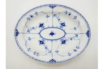 デンマーク　ROYAL COPENHAGEN(ロイヤルコペンハーゲン)　ブルーフルーテッド　ハーフレース　食卓を華やかに演出するオーバルディッシュ(プレート、皿、洋食器)(定価約71500円)(R-075951)