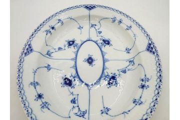 デンマーク　ROYAL COPENHAGEN(ロイヤルコペンハーゲン)　ブルーフルーテッド　ハーフレース　食卓を華やかに演出するオーバルディッシュ(プレート、皿、洋食器)(定価約71500円)(R-075951)