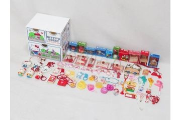 昭和レトロ　当時物　1976年頃　サンリオ　SANRIO　リトルキティ　Little Kitty　ミニチュアコレクション　Miniature Collection　キャラクターグッズなど　まとめて57点セット(ハローキティ、雑貨、2・3・8・9・11・13・16・20.・27・28・32・36・37・38・42、お菓子、おまけ、オマケ、ソフビ、ネームタグ、キーホルダー)(R-075967)