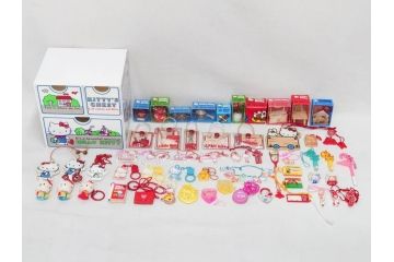 昭和レトロ　当時物　1976年頃　サンリオ　SANRIO　リトルキティ　Little Kitty　ミニチュアコレクション　Miniature Collection　キャラクターグッズなど　まとめて57点セット(ハローキティ、雑貨、2・3・8・9・11・13・16・20.・27・28・32・36・37・38・42、お菓子、おまけ、オマケ、ソフビ、ネームタグ、キーホルダー)(R-075967)