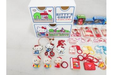 昭和レトロ　当時物　1976年頃　サンリオ　SANRIO　リトルキティ　Little Kitty　ミニチュアコレクション　Miniature Collection　キャラクターグッズなど　まとめて57点セット(ハローキティ、雑貨、2・3・8・9・11・13・16・20.・27・28・32・36・37・38・42、お菓子、おまけ、オマケ、ソフビ、ネームタグ、キーホルダー)(R-075967)