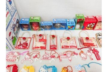 昭和レトロ　当時物　1976年頃　サンリオ　SANRIO　リトルキティ　Little Kitty　ミニチュアコレクション　Miniature Collection　キャラクターグッズなど　まとめて57点セット(ハローキティ、雑貨、2・3・8・9・11・13・16・20.・27・28・32・36・37・38・42、お菓子、おまけ、オマケ、ソフビ、ネームタグ、キーホルダー)(R-075967)