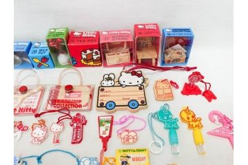 昭和レトロ　当時物　1976年頃　サンリオ　SANRIO　リトルキティ　Little Kitty　ミニチュアコレクション　Miniature Collection　キャラクターグッズなど　まとめて57点セット(ハローキティ、雑貨、2・3・8・9・11・13・16・20.・27・28・32・36・37・38・42、お菓子、おまけ、オマケ、ソフビ、ネームタグ、キーホルダー)(R-075967)