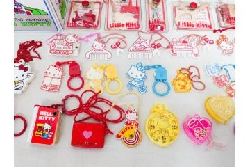 昭和レトロ　当時物　1976年頃　サンリオ　SANRIO　リトルキティ　Little Kitty　ミニチュアコレクション　Miniature Collection　キャラクターグッズなど　まとめて57点セット(ハローキティ、雑貨、2・3・8・9・11・13・16・20.・27・28・32・36・37・38・42、お菓子、おまけ、オマケ、ソフビ、ネームタグ、キーホルダー)(R-075967)
