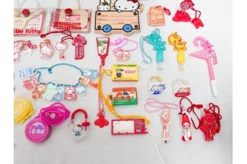 昭和レトロ　当時物　1976年頃　サンリオ　SANRIO　リトルキティ　Little Kitty　ミニチュアコレクション　Miniature Collection　キャラクターグッズなど　まとめて57点セット(ハローキティ、雑貨、2・3・8・9・11・13・16・20.・27・28・32・36・37・38・42、お菓子、おまけ、オマケ、ソフビ、ネームタグ、キーホルダー)(R-075967)