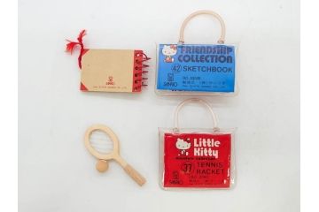 昭和レトロ　当時物　1976年頃　サンリオ　SANRIO　リトルキティ　Little Kitty　ミニチュアコレクション　Miniature Collection　キャラクターグッズなど　まとめて57点セット(ハローキティ、雑貨、2・3・8・9・11・13・16・20.・27・28・32・36・37・38・42、お菓子、おまけ、オマケ、ソフビ、ネームタグ、キーホルダー)(R-075967)