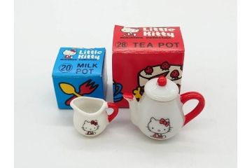 昭和レトロ　当時物　1976年頃　サンリオ　SANRIO　リトルキティ　Little Kitty　ミニチュアコレクション　Miniature Collection　キャラクターグッズなど　まとめて57点セット(ハローキティ、雑貨、2・3・8・9・11・13・16・20.・27・28・32・36・37・38・42、お菓子、おまけ、オマケ、ソフビ、ネームタグ、キーホルダー)(R-075967)