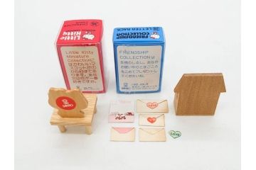 昭和レトロ　当時物　1976年頃　サンリオ　SANRIO　リトルキティ　Little Kitty　ミニチュアコレクション　Miniature Collection　キャラクターグッズなど　まとめて57点セット(ハローキティ、雑貨、2・3・8・9・11・13・16・20.・27・28・32・36・37・38・42、お菓子、おまけ、オマケ、ソフビ、ネームタグ、キーホルダー)(R-075967)