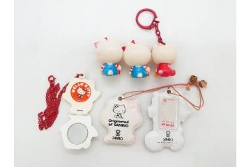 昭和レトロ　当時物　1976年頃　サンリオ　SANRIO　リトルキティ　Little Kitty　ミニチュアコレクション　Miniature Collection　キャラクターグッズなど　まとめて57点セット(ハローキティ、雑貨、2・3・8・9・11・13・16・20.・27・28・32・36・37・38・42、お菓子、おまけ、オマケ、ソフビ、ネームタグ、キーホルダー)(R-075967)