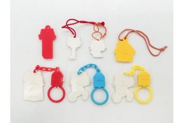 昭和レトロ　当時物　1976年頃　サンリオ　SANRIO　リトルキティ　Little Kitty　ミニチュアコレクション　Miniature Collection　キャラクターグッズなど　まとめて57点セット(ハローキティ、雑貨、2・3・8・9・11・13・16・20.・27・28・32・36・37・38・42、お菓子、おまけ、オマケ、ソフビ、ネームタグ、キーホルダー)(R-075967)