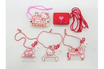 昭和レトロ　当時物　1976年頃　サンリオ　SANRIO　リトルキティ　Little Kitty　ミニチュアコレクション　Miniature Collection　キャラクターグッズなど　まとめて57点セット(ハローキティ、雑貨、2・3・8・9・11・13・16・20.・27・28・32・36・37・38・42、お菓子、おまけ、オマケ、ソフビ、ネームタグ、キーホルダー)(R-075967)