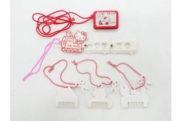 昭和レトロ　当時物　1976年頃　サンリオ　SANRIO　リトルキティ　Little Kitty　ミニチュアコレクション　Miniature Collection　キャラクターグッズなど　まとめて57点セット(ハローキティ、雑貨、2・3・8・9・11・13・16・20.・27・28・32・36・37・38・42、お菓子、おまけ、オマケ、ソフビ、ネームタグ、キーホルダー)(R-075967)