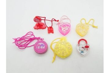 昭和レトロ　当時物　1976年頃　サンリオ　SANRIO　リトルキティ　Little Kitty　ミニチュアコレクション　Miniature Collection　キャラクターグッズなど　まとめて57点セット(ハローキティ、雑貨、2・3・8・9・11・13・16・20.・27・28・32・36・37・38・42、お菓子、おまけ、オマケ、ソフビ、ネームタグ、キーホルダー)(R-075967)