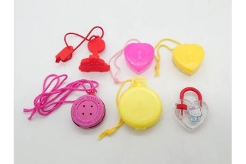 昭和レトロ　当時物　1976年頃　サンリオ　SANRIO　リトルキティ　Little Kitty　ミニチュアコレクション　Miniature Collection　キャラクターグッズなど　まとめて57点セット(ハローキティ、雑貨、2・3・8・9・11・13・16・20.・27・28・32・36・37・38・42、お菓子、おまけ、オマケ、ソフビ、ネームタグ、キーホルダー)(R-075967)