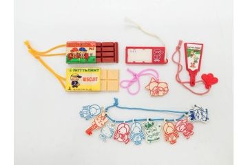 昭和レトロ　当時物　1976年頃　サンリオ　SANRIO　リトルキティ　Little Kitty　ミニチュアコレクション　Miniature Collection　キャラクターグッズなど　まとめて57点セット(ハローキティ、雑貨、2・3・8・9・11・13・16・20.・27・28・32・36・37・38・42、お菓子、おまけ、オマケ、ソフビ、ネームタグ、キーホルダー)(R-075967)