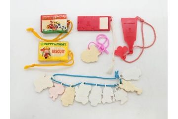 昭和レトロ　当時物　1976年頃　サンリオ　SANRIO　リトルキティ　Little Kitty　ミニチュアコレクション　Miniature Collection　キャラクターグッズなど　まとめて57点セット(ハローキティ、雑貨、2・3・8・9・11・13・16・20.・27・28・32・36・37・38・42、お菓子、おまけ、オマケ、ソフビ、ネームタグ、キーホルダー)(R-075967)