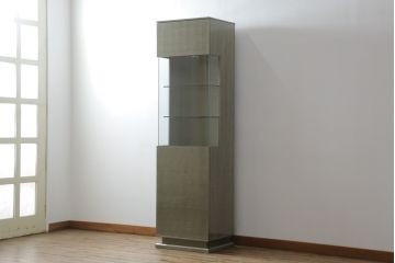 中古　超美品!!　ほぼ新品　IDC大塚家具　松創(マツソウ)　購入価格約145万円　ウィーンNo.5　グレーシカモアの美しい杢とスタイリッシュなデザインが目を引くキュリオケース(戸棚、収納棚、キャビネット、リビングボード、陳列棚、飾り棚、店舗什器)(R-075969)