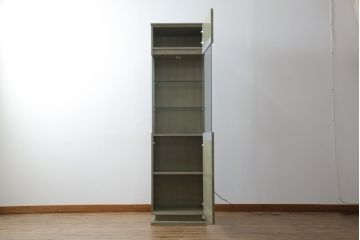 中古　超美品!!　ほぼ新品　IDC大塚家具　松創(マツソウ)　購入価格約145万円　ウィーンNo.5　グレーシカモアの美しい杢とスタイリッシュなデザインが目を引くキュリオケース(戸棚、収納棚、キャビネット、リビングボード、陳列棚、飾り棚、店舗什器)(R-075969)