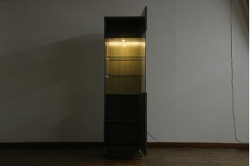中古　超美品!!　ほぼ新品　IDC大塚家具　松創(マツソウ)　購入価格約145万円　ウィーンNo.5　グレーシカモアの美しい杢とスタイリッシュなデザインが目を引くキュリオケース(戸棚、収納棚、キャビネット、リビングボード、陳列棚、飾り棚、店舗什器)(R-075969)