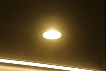 中古　超美品!!　ほぼ新品　IDC大塚家具　松創(マツソウ)　購入価格約145万円　ウィーンNo.5　グレーシカモアの美しい杢とスタイリッシュなデザインが目を引くキュリオケース(戸棚、収納棚、キャビネット、リビングボード、陳列棚、飾り棚、店舗什器)(R-075969)