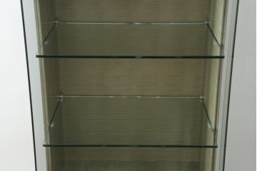 中古　超美品!!　ほぼ新品　IDC大塚家具　松創(マツソウ)　購入価格約145万円　ウィーンNo.5　グレーシカモアの美しい杢とスタイリッシュなデザインが目を引くキュリオケース(戸棚、収納棚、キャビネット、リビングボード、陳列棚、飾り棚、店舗什器)(R-075969)