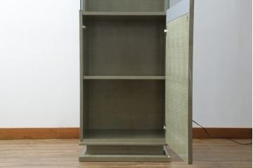 中古　超美品!!　ほぼ新品　IDC大塚家具　松創(マツソウ)　購入価格約145万円　ウィーンNo.5　グレーシカモアの美しい杢とスタイリッシュなデザインが目を引くキュリオケース(戸棚、収納棚、キャビネット、リビングボード、陳列棚、飾り棚、店舗什器)(R-075969)