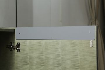 中古　超美品!!　ほぼ新品　IDC大塚家具　松創(マツソウ)　購入価格約145万円　ウィーンNo.5　グレーシカモアの美しい杢とスタイリッシュなデザインが目を引くキュリオケース(戸棚、収納棚、キャビネット、リビングボード、陳列棚、飾り棚、店舗什器)(R-075969)