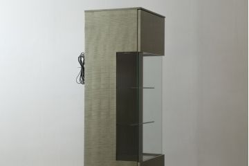 中古　超美品!!　ほぼ新品　IDC大塚家具　松創(マツソウ)　購入価格約145万円　ウィーンNo.5　グレーシカモアの美しい杢とスタイリッシュなデザインが目を引くキュリオケース(戸棚、収納棚、キャビネット、リビングボード、陳列棚、飾り棚、店舗什器)(R-075969)