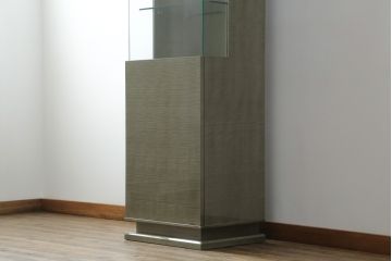 中古　超美品!!　ほぼ新品　IDC大塚家具　松創(マツソウ)　購入価格約145万円　ウィーンNo.5　グレーシカモアの美しい杢とスタイリッシュなデザインが目を引くキュリオケース(戸棚、収納棚、キャビネット、リビングボード、陳列棚、飾り棚、店舗什器)(R-075969)