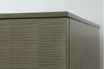 中古　超美品!!　ほぼ新品　IDC大塚家具　松創(マツソウ)　購入価格約145万円　ウィーンNo.5　グレーシカモアの美しい杢とスタイリッシュなデザインが目を引くキュリオケース(戸棚、収納棚、キャビネット、リビングボード、陳列棚、飾り棚、店舗什器)(R-075969)