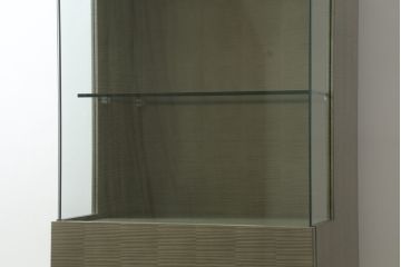 中古　超美品!!　ほぼ新品　IDC大塚家具　松創(マツソウ)　購入価格約145万円　ウィーンNo.5　グレーシカモアの美しい杢とスタイリッシュなデザインが目を引くキュリオケース(戸棚、収納棚、キャビネット、リビングボード、陳列棚、飾り棚、店舗什器)(R-075969)