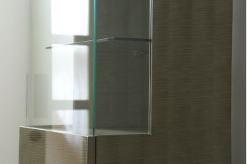 中古　超美品!!　ほぼ新品　IDC大塚家具　松創(マツソウ)　購入価格約145万円　ウィーンNo.5　グレーシカモアの美しい杢とスタイリッシュなデザインが目を引くキュリオケース(戸棚、収納棚、キャビネット、リビングボード、陳列棚、飾り棚、店舗什器)(R-075969)