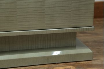 中古　超美品!!　ほぼ新品　IDC大塚家具　松創(マツソウ)　購入価格約145万円　ウィーンNo.5　グレーシカモアの美しい杢とスタイリッシュなデザインが目を引くキュリオケース(戸棚、収納棚、キャビネット、リビングボード、陳列棚、飾り棚、店舗什器)(R-075969)