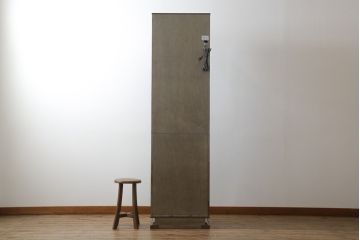 中古　超美品!!　ほぼ新品　IDC大塚家具　松創(マツソウ)　購入価格約145万円　ウィーンNo.5　グレーシカモアの美しい杢とスタイリッシュなデザインが目を引くキュリオケース(戸棚、収納棚、キャビネット、リビングボード、陳列棚、飾り棚、店舗什器)(R-075969)