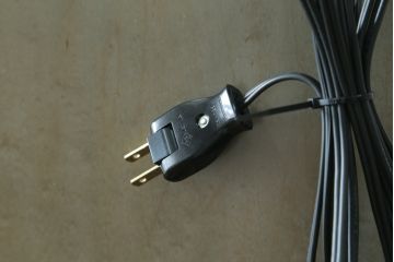 中古　超美品!!　ほぼ新品　IDC大塚家具　松創(マツソウ)　購入価格約145万円　ウィーンNo.5　グレーシカモアの美しい杢とスタイリッシュなデザインが目を引くキュリオケース(戸棚、収納棚、キャビネット、リビングボード、陳列棚、飾り棚、店舗什器)(R-075969)