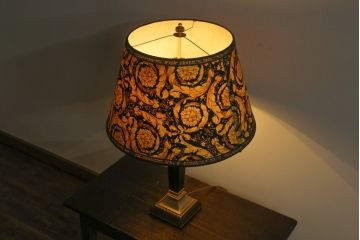 中古　EURO CASA(ユーロカーサ)取り扱い　最高級　VERSACE HOME(ヴェルサーチホーム)　MEDUSA(メデューサ)　ゴージャスな空間を演出するテーブルランプ(卓上照明、テーブルライト、デスクスタンド、スタンドライト)(R-075973)