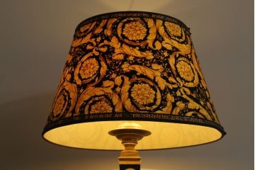 中古　EURO CASA(ユーロカーサ)取り扱い　最高級　VERSACE HOME(ヴェルサーチホーム)　MEDUSA(メデューサ)　ゴージャスな空間を演出するテーブルランプ(卓上照明、テーブルライト、デスクスタンド、スタンドライト)(R-075973)