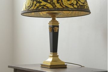中古　EURO CASA(ユーロカーサ)取り扱い　最高級　VERSACE HOME(ヴェルサーチホーム)　MEDUSA(メデューサ)　ゴージャスな空間を演出するテーブルランプ(卓上照明、テーブルライト、デスクスタンド、スタンドライト)(R-075973)
