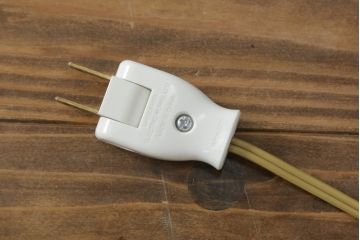 中古　サァラ麻布取り扱い　エレガントな佇まいが魅力的な卓上照明(テーブルライト、スタンドライト、テーブルスタンド)(R-075974)